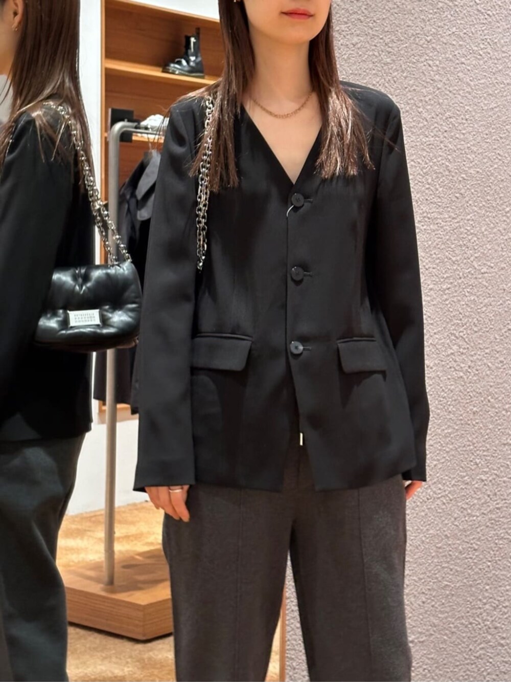「TOMORROWLAND、トゥモローランド、Edition、Maison Margiela、caban、ユニセックス、スウェットパンツ、ノーカラージャケット、リラックススタイル、デイリーカジュアル、モノトーン、大人カジュアル」｜「EDITIONのバックサテンジョーゼット ノーカラージャケット（ノーカラージャケット、ブラック系）」を使った、Yonemitsu_TOMORROWLANDさん（レディース・166cm）の冬コーディネートの4枚目の写真