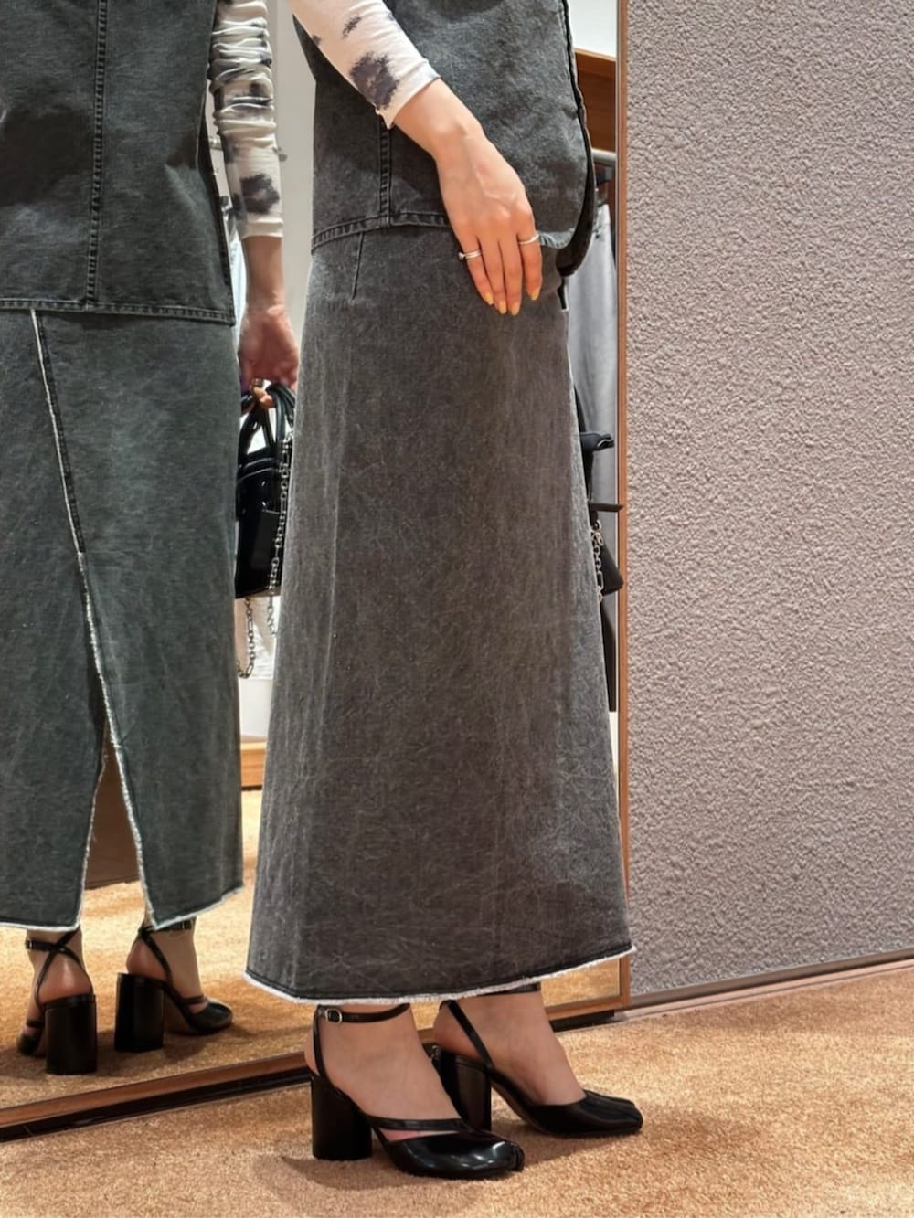 「TOMORROWLAND、トゥモローランド、Edition、Maison Margiela、セットアップ、キャミソール、ビスチェ、ロングスカート、大人カジュアル」｜「EDITIONのガーメントウォッシュ ジップトップス（シャツ/ブラウス、ブラック系）」を使った、Yonemitsu_TOMORROWLANDさん（レディース・166cm）の春コーディネートの6枚目の写真