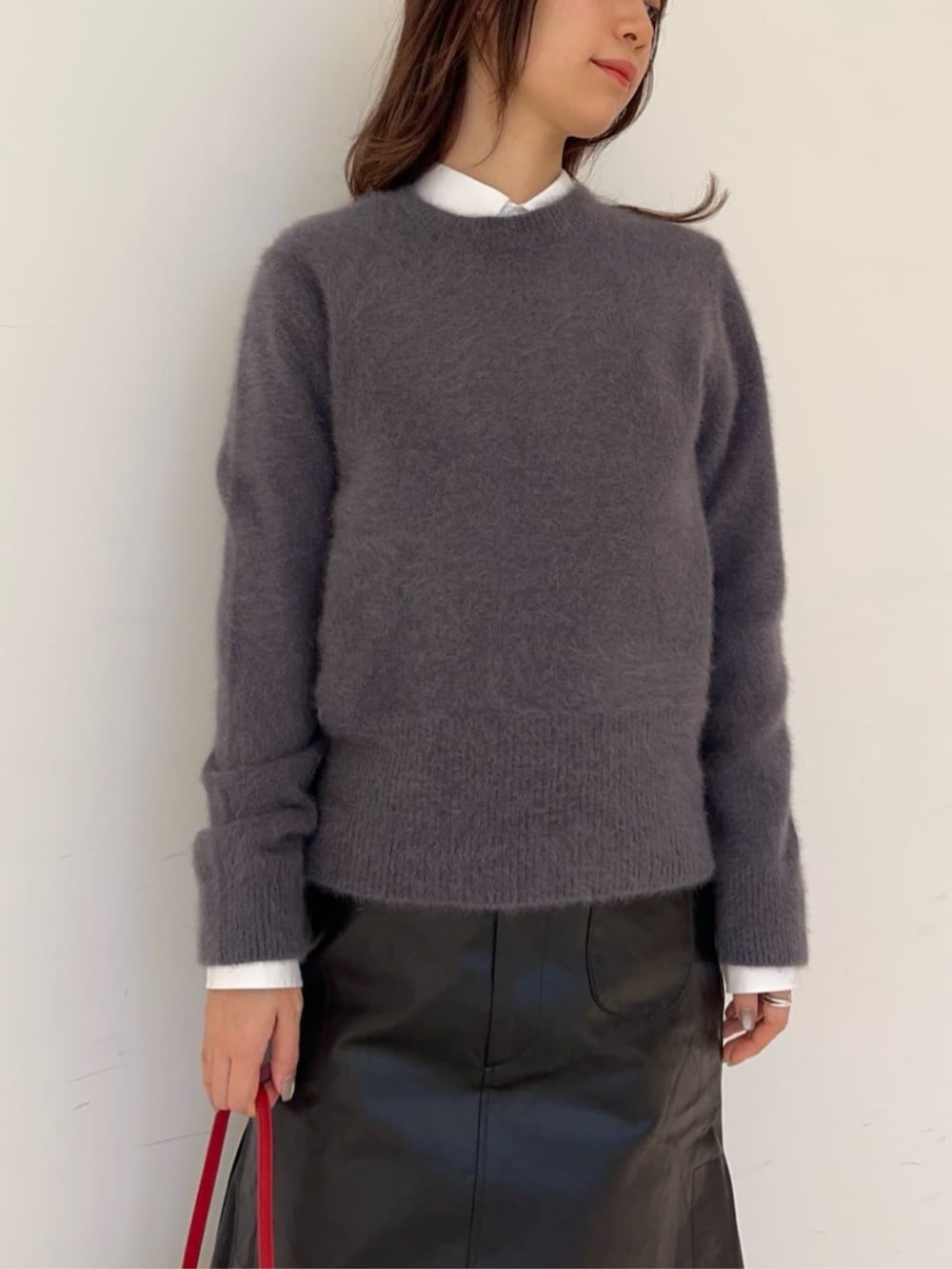 「TOMORROWLAND、トゥモローランド、Edition、sergio rossi、courrèges、クルーネックニット、エコレザー、レザースカート、モノトーン、タイ付きシャツ、大人カジュアル」｜「EDITIONのフォックスカシミヤ ニットプルオーバー（ニット/セーター、グレー系）」を使った、Yonemitsu_TOMORROWLANDさん（レディース・166cm）の秋コーディネートの3枚目の写真