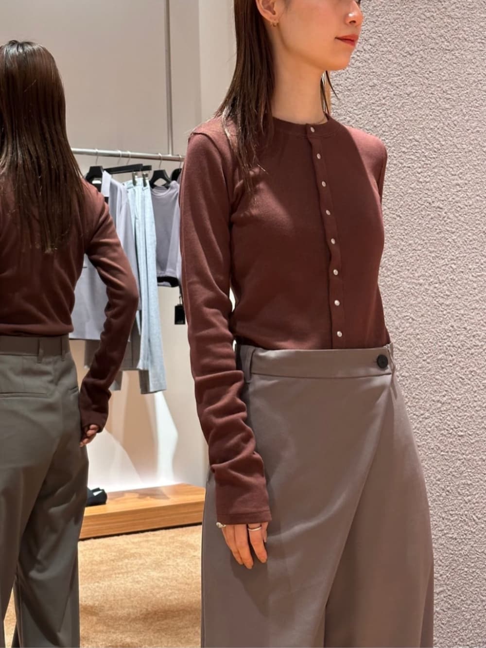 「TOMORROWLAND、トゥモローランド、Edition、Maison Margiela、カーディガン、ブラウン、ラップパンツ、大人カジュアル、デイリーカジュアル」｜「EDITIONのコットンフライス カーディガン（カーディガン/ボレロ、ブラウン系）」を使った、Yonemitsu_TOMORROWLANDさん（レディース・166cm）の冬コーディネートの3枚目の写真
