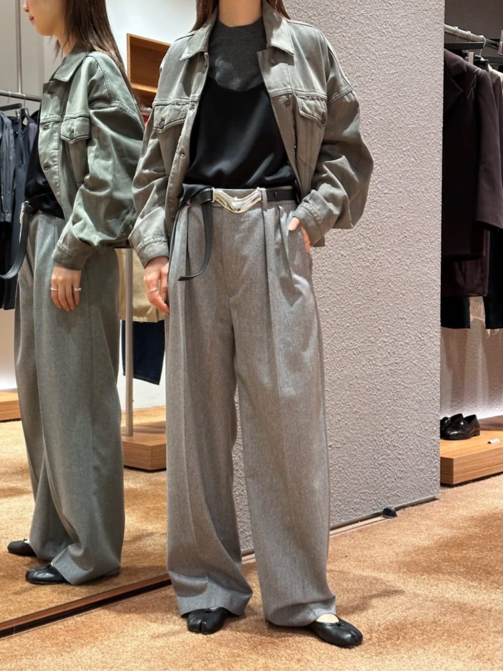 「TOMORROWLAND、トゥモローランド、Edition、Acne Studios、Déhanche、サテンキャミ、キャミソール、スラックス、タックパンツ、レイヤードスタイル、大人カジュアル」｜「EDITIONのポプリンメルトン 2タックワイドスラックス（スラックス、グレー系）」を使った、Yonemitsu_TOMORROWLANDさん（レディース・166cm）の冬コーディネートの4枚目の写真