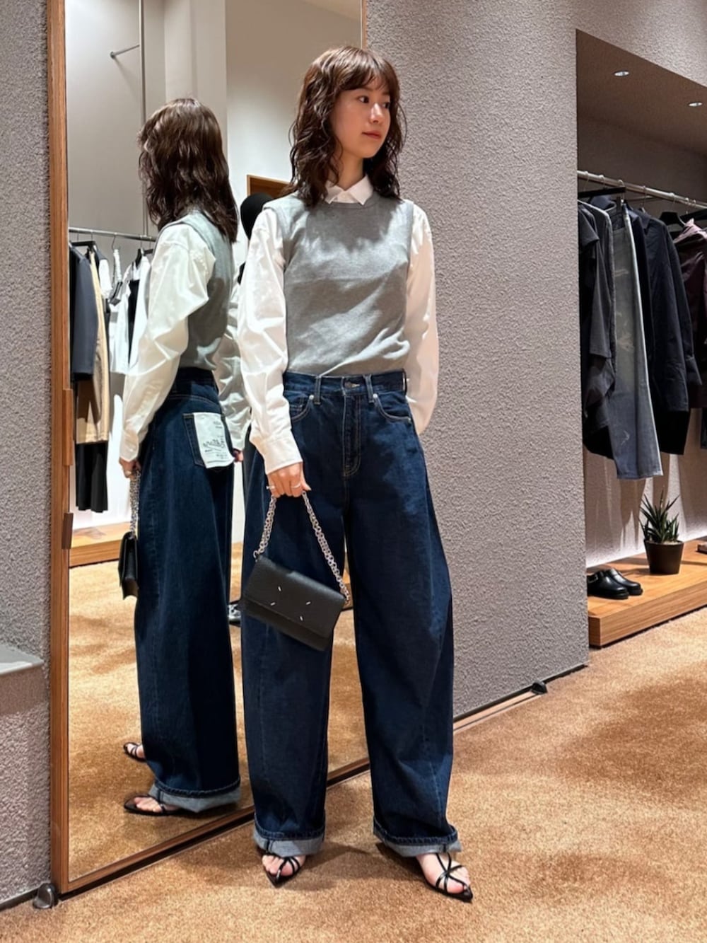 「TOMORROWLAND、トゥモローランド、Edition、Maison Margiela、タイ付きシャツ、ボウタイシャツ、デニム、バルーンデニム、バルーンパンツ、タンクトップ」｜「EDITIONのスーピマコットン スカーフタイブラウス（シャツ/ブラウス、ホワイト系）」を使った、Yonemitsu_TOMORROWLANDさん（レディース・166cm）の春コーディネートの2枚目の写真