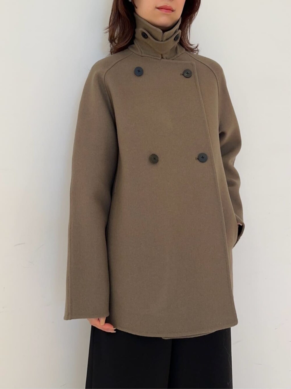 「TOMORROWLAND、トゥモローランド、Edition、Maison Margiela、ステンカラーコート、ピーコート、マリンパンツ、ハイウエストパンツ、大人カジュアル」｜「EDITIONのウールサテン ハイウエストマリンパンツ（その他パンツ、ブラック系）」を使った、Yonemitsu_TOMORROWLANDさん（レディース・166cm）の秋コーディネートの3枚目の写真