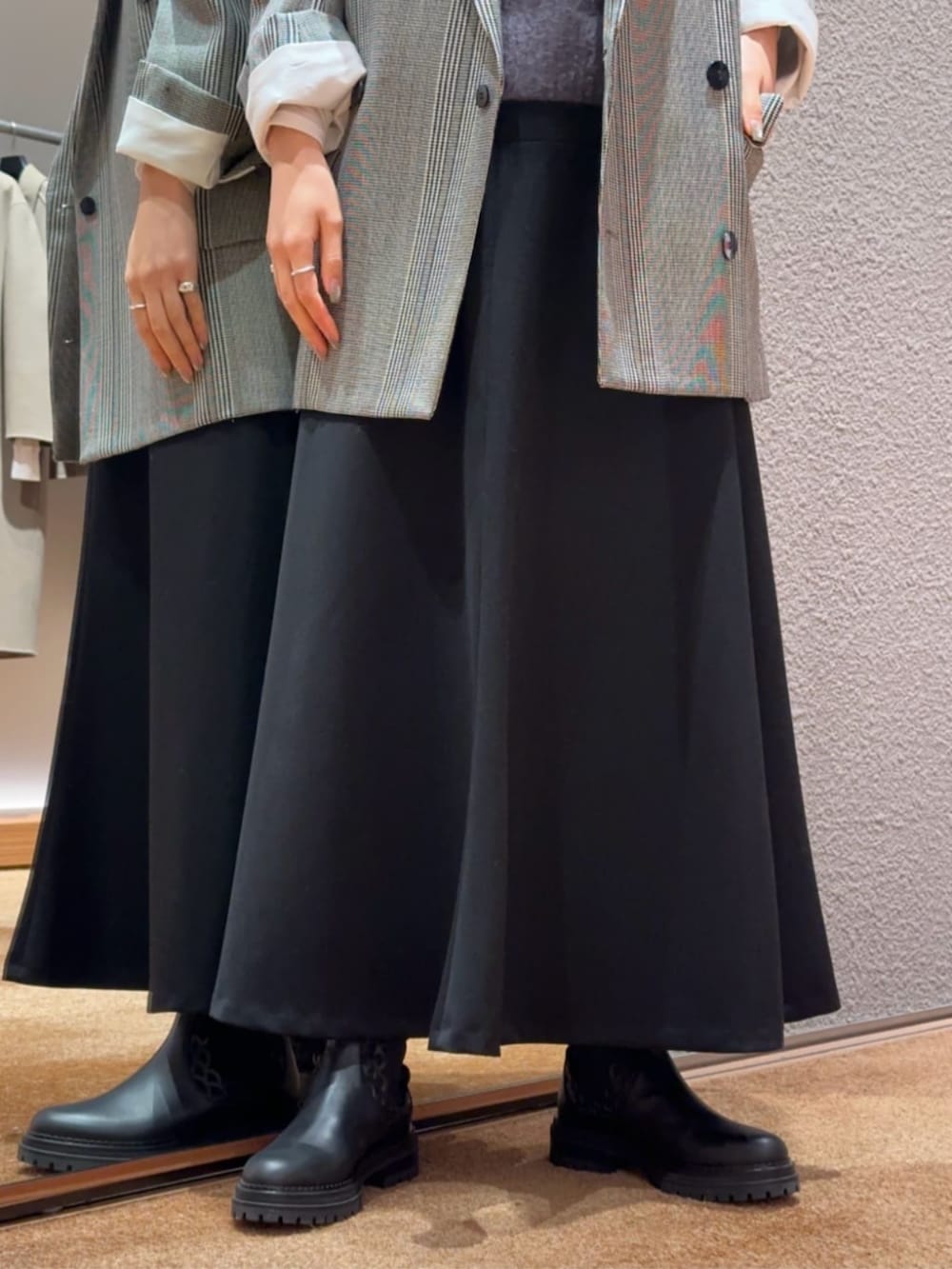 「TOMORROWLAND、トゥモローランド、Overcoat、Edition、sergio rossi、ニットタンク、ニットベスト、シアートップス、フレアスカート、ハイウエストスカート、アームウォーマー、ネックウォーマー、イエロー、大人カジュアル」｜「EDITIONのテンセルシルク ボートネックトップス（Tシャツ/カットソー、ホワイト系）」を使った、Yonemitsu_TOMORROWLANDさん（レディース・166cm）の冬コーディネートの4枚目の写真