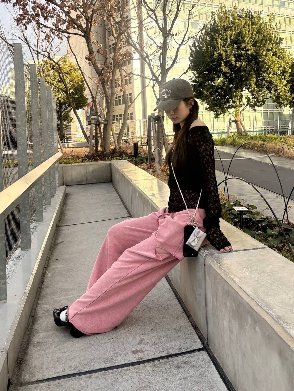 「FOREVER 21」｜「FOREVER 21の【2024SS】ヴィンテージ風ロゴキャップ（キャップ、ブラウン系）」を使った、i0kv0iさん（レディース・165cm）の冬コーディネートの4枚目の写真