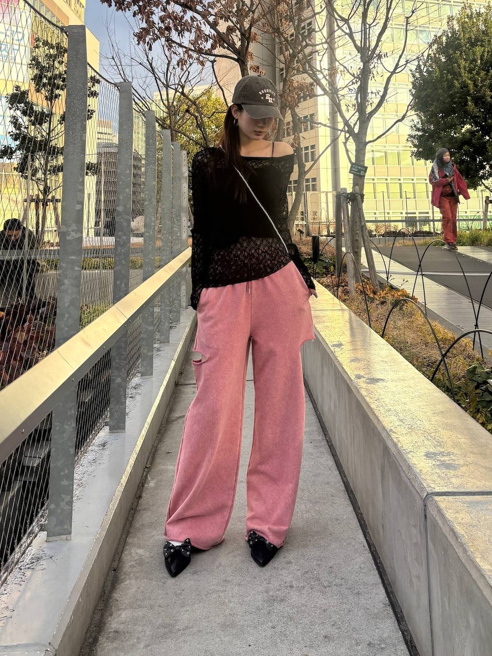 「FOREVER 21」｜「FOREVER 21の【2024SS】ヴィンテージ風ロゴキャップ（キャップ、ブラウン系）」を使った、i0kv0iさん（レディース・165cm）の冬コーディネートの3枚目の写真