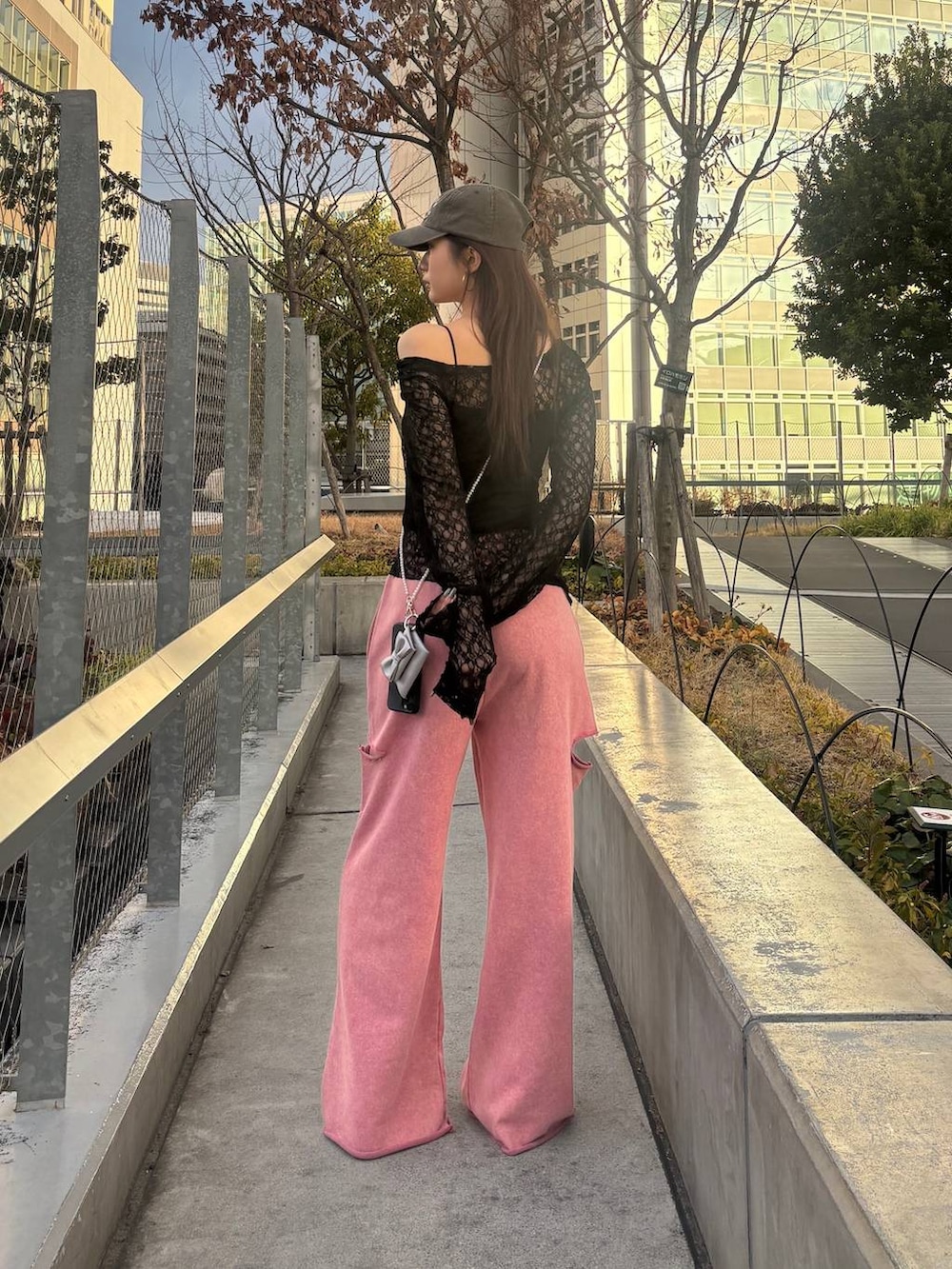 「FOREVER 21」｜「FOREVER 21の【2024SS】ヴィンテージ風ロゴキャップ（キャップ、ブラウン系）」を使った、i0kv0iさん（レディース・165cm）の冬コーディネートの2枚目の写真