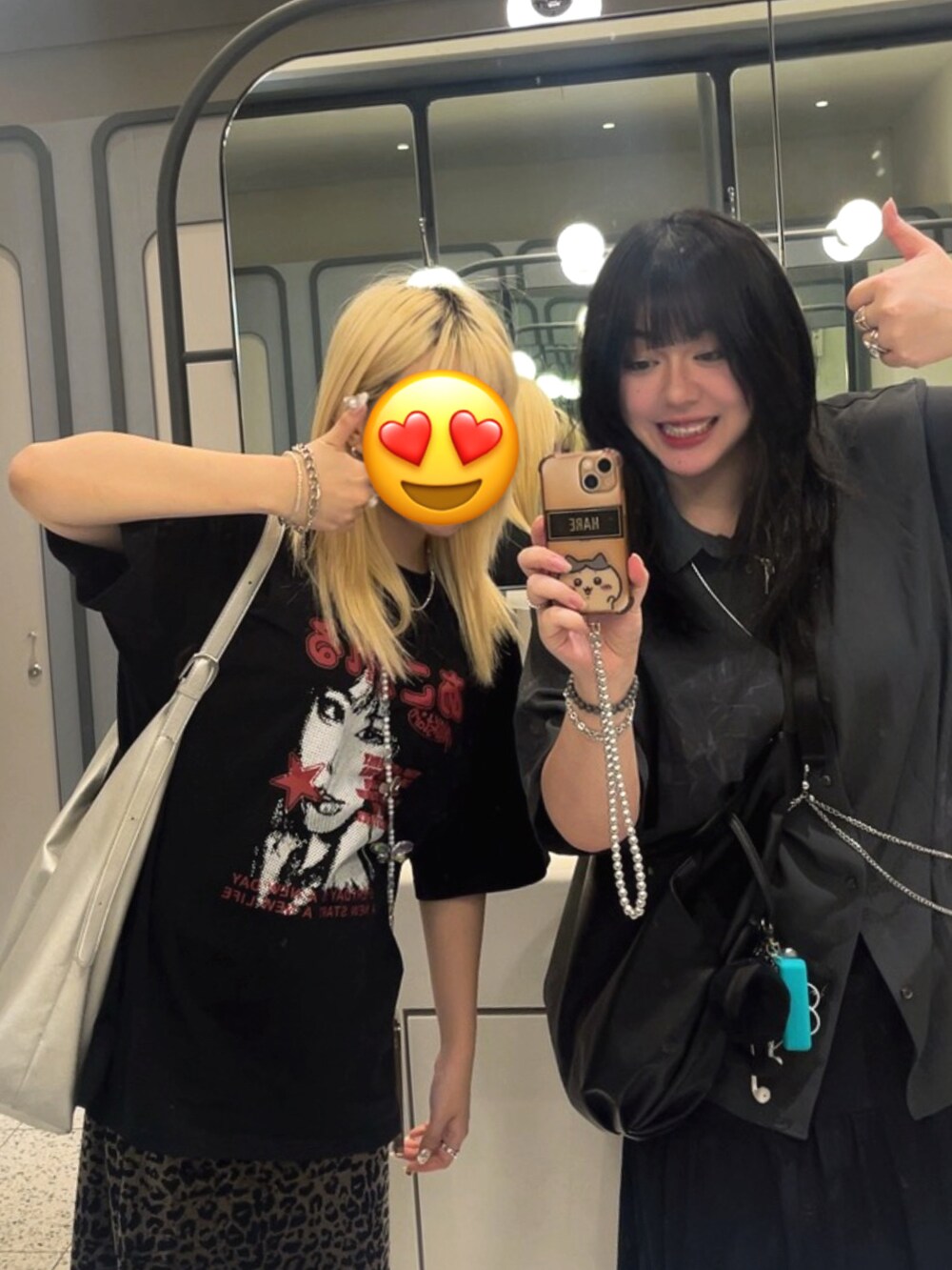 グレー系のシャツ/ブラウス、ブラック系のスカート、ブラック系のショルダーバッグを着用したレディースの夏コーディネートの3枚目の写真