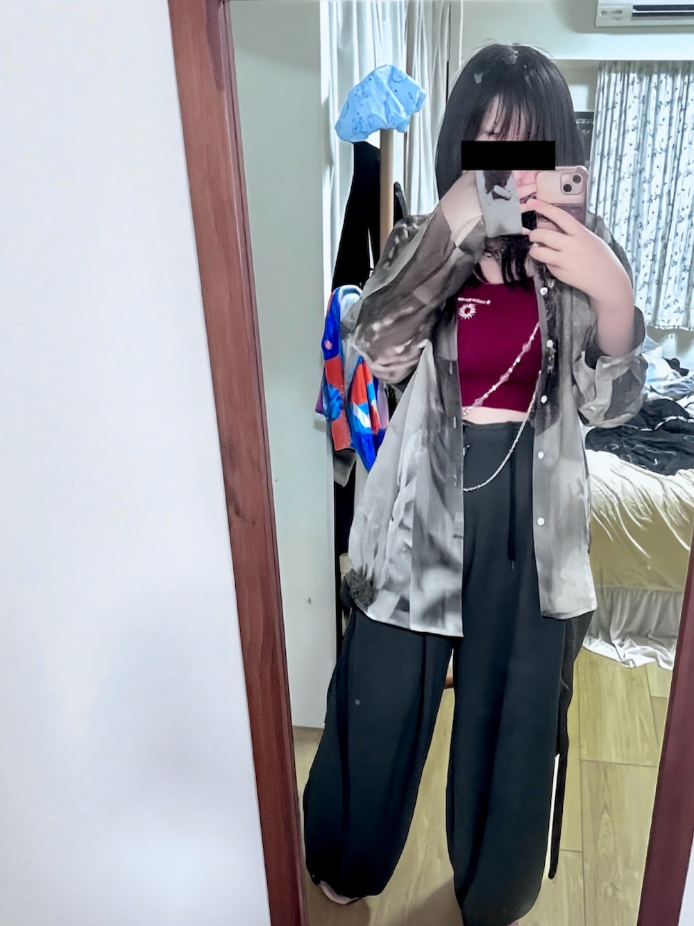 ホワイト系のシャツ/ブラウス、ブラック系のカーゴパンツ、レッド系のチューブトップを着用したレディースの夏コーディネートの2枚目の写真