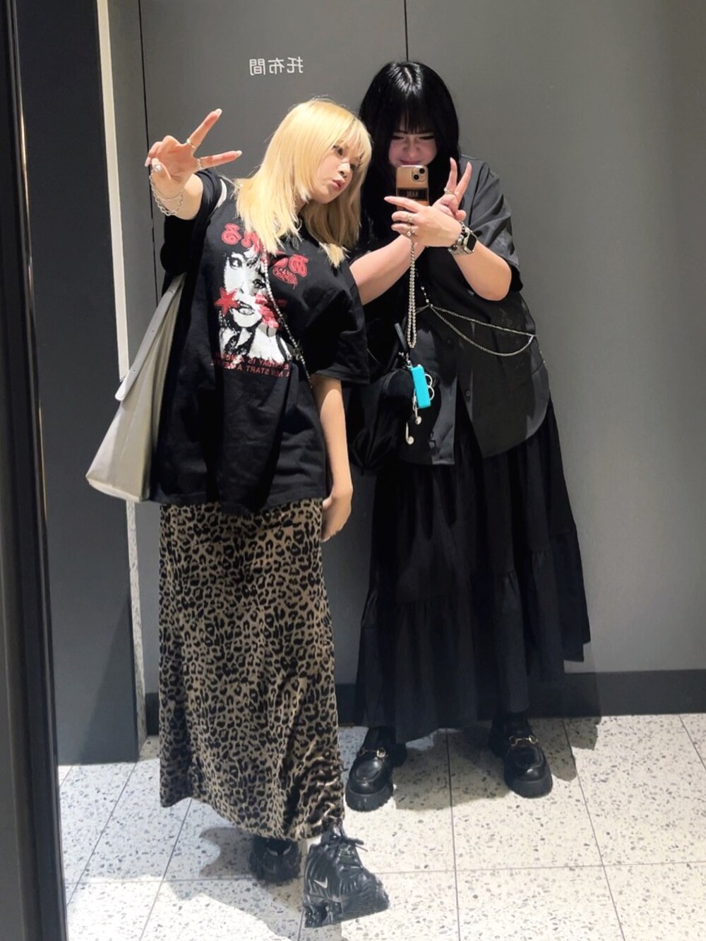 グレー系のシャツ/ブラウス、ブラック系のスカート、ブラック系のショルダーバッグを着用したレディースの夏コーディネートの2枚目の写真