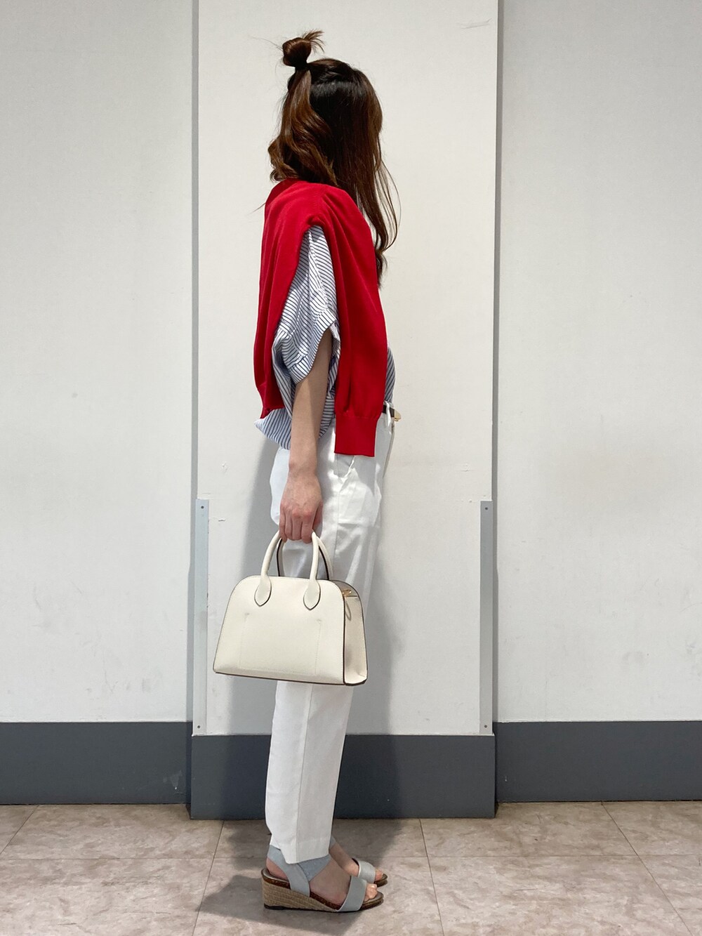 ブルー系のシャツ/ブラウス、ホワイト系のその他パンツ、ホワイト系のショルダーバッグを着用したレディースの夏コーディネートの2枚目の写真