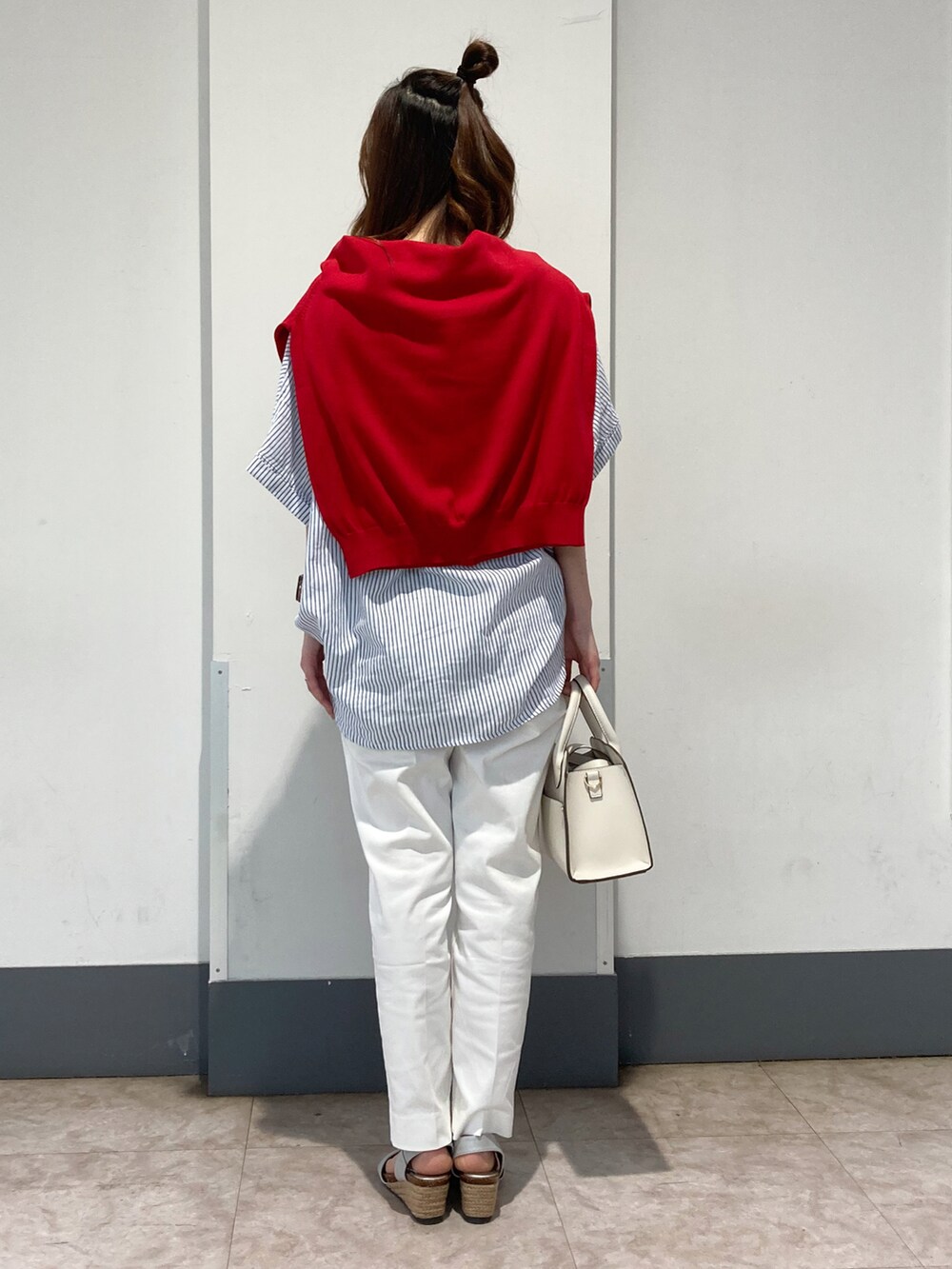 ブルー系のシャツ/ブラウス、ホワイト系のその他パンツ、ホワイト系のショルダーバッグを着用したレディースの夏コーディネートの3枚目の写真