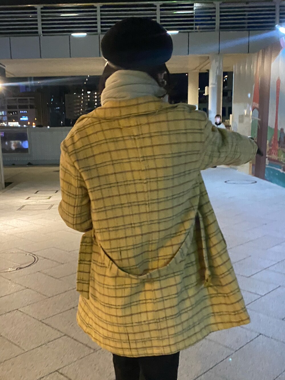 ブラック系のローファー、ブラック系のパンツ、ブラック系のノーカラージャケットを着用したレディースの冬コーディネートの2枚目の写真