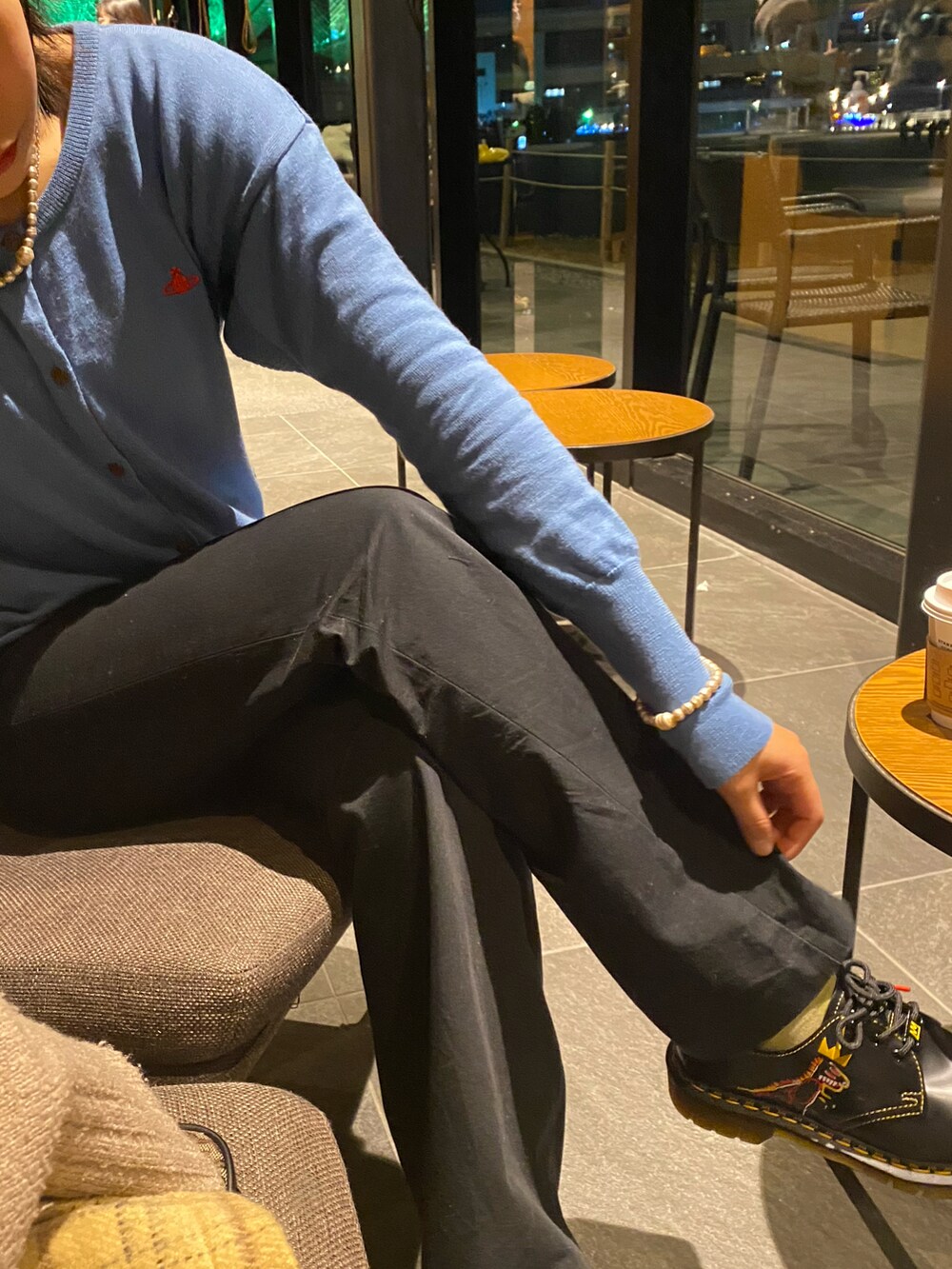 ブラック系のローファー、ブラック系のパンツ、ブラック系のノーカラージャケットを着用したレディースの冬コーディネートの3枚目の写真