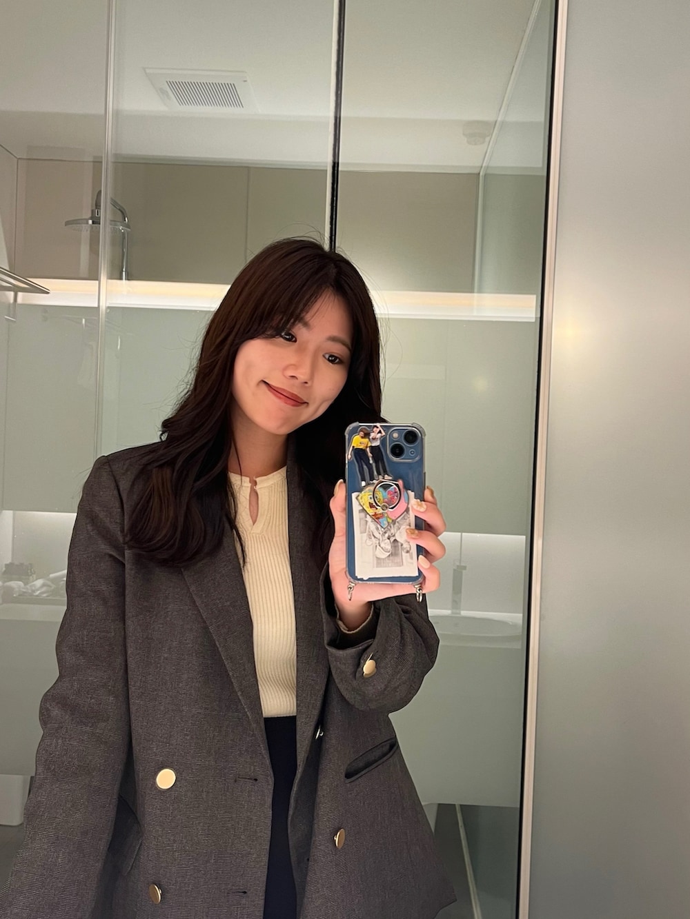 ホワイト系のニット/セーター、ブラウン系のテーラードジャケットを着用したレディースの春コーディネートの2枚目の写真