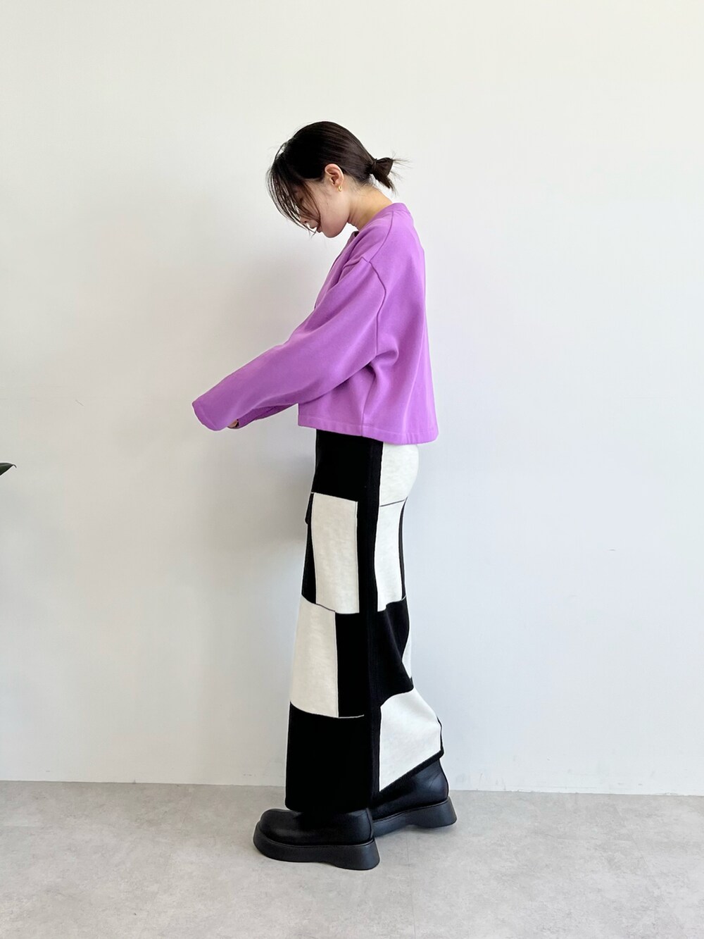 パープル系のカーディガン/ボレロ、ブラック系のショルダーバッグ、ブラック系のスカートを着用したレディースの夏コーディネートの4枚目の写真