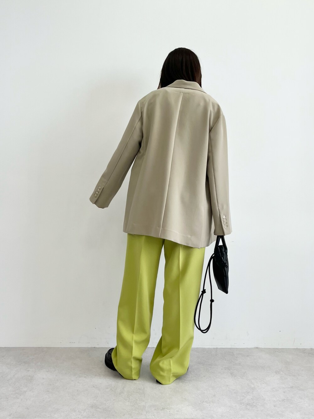 ブラック系のシャツ/ブラウス、ホワイト系のベスト、ブラック系のショルダーバッグを着用したレディースの冬コーディネートの2枚目の写真