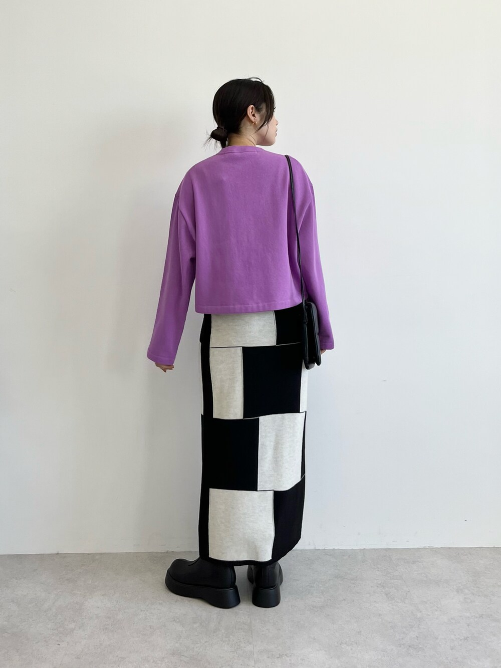 パープル系のカーディガン/ボレロ、ブラック系のショルダーバッグ、ブラック系のスカートを着用したレディースの夏コーディネートの3枚目の写真