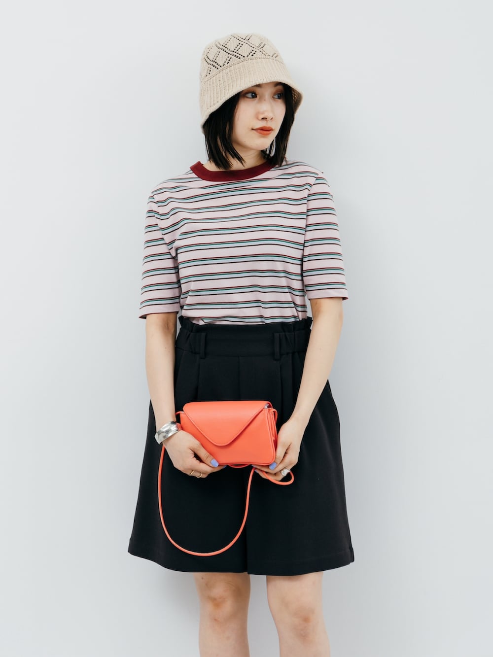 ブラック系のその他パンツ、ピンク系のショルダーバッグ、ホワイト系のTシャツ/カットソーを着用したレディースの夏コーディネートの2枚目の写真