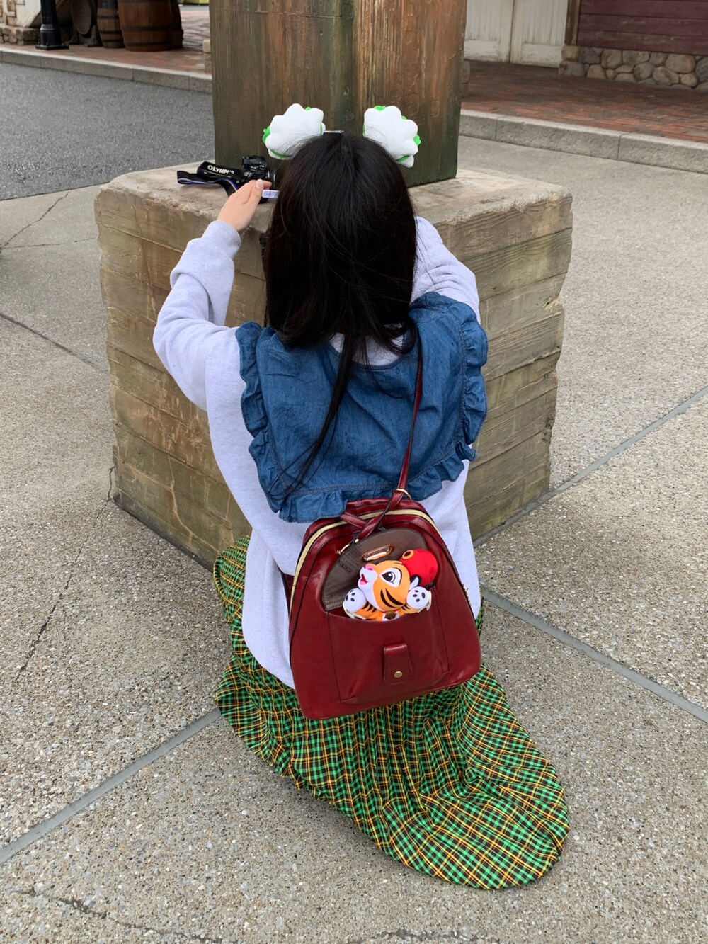 ホワイト系のスウェット、ブルー系のシャツ/ブラウス、グリーン系のスカートを着用したレディースの春コーディネートの2枚目の写真