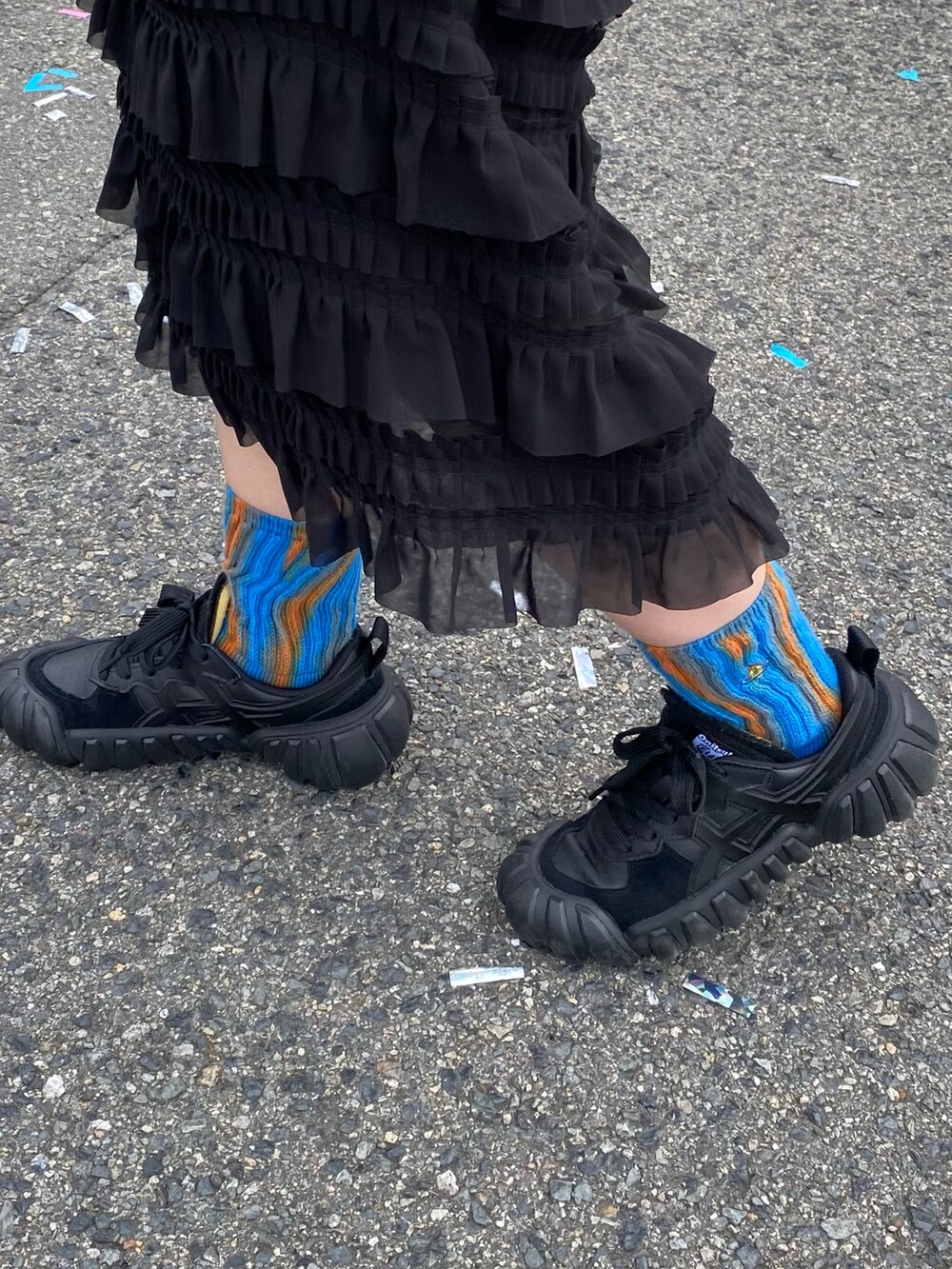 ブラック系のワンピース、シルバー系のショルダーバッグ、ブラック系のスニーカーを着用したレディースの夏コーディネートの3枚目の写真