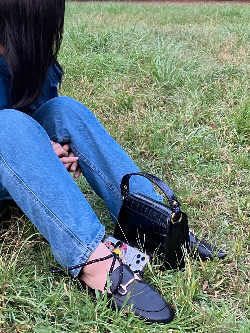 ブルー系のシャツ/ブラウス、ブルー系のデニムパンツ、ブラック系のローファーを着用したレディースの秋コーディネートの2枚目の写真