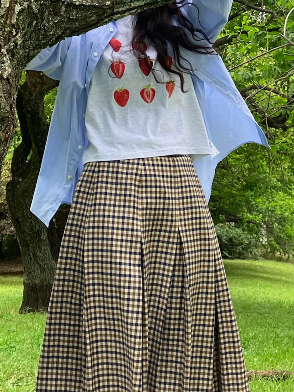 ホワイト系のTシャツ/カットソー、ブルー系のシャツ/ブラウス、ブラック系のトートバッグを着用したレディースの春コーディネートの2枚目の写真