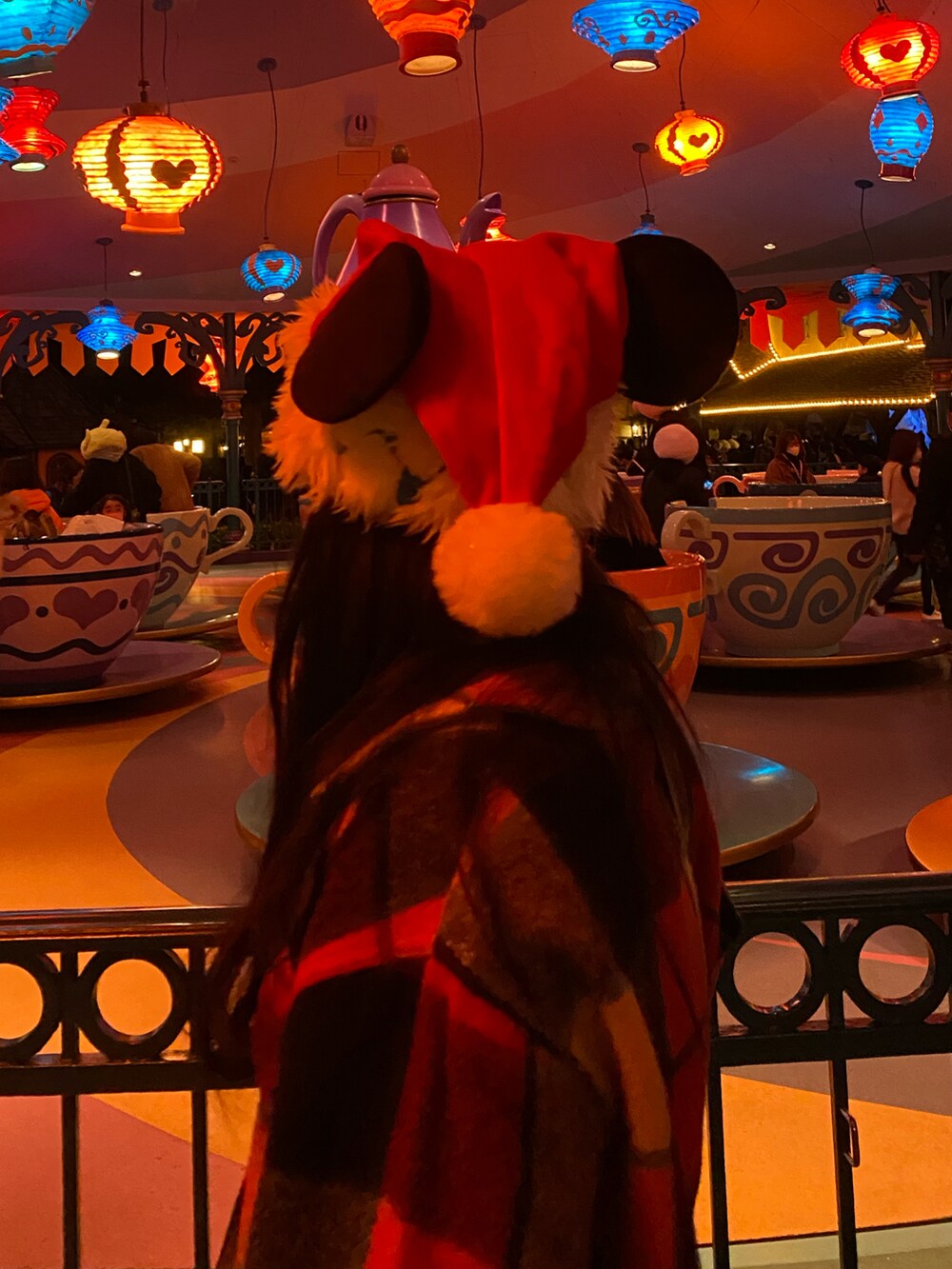 「クリスマスに着たい服、ootd、パンツスタイル、冬コーデ、ジャンプスーツ、ディズニーコーデ、クリスマス、チェック、スニーカー、ディズニー」｜「ZARAのアイテム（つなぎ/オールインワン、ブラック系）」を使った、Naさん（レディース・163cm）の冬コーディネートの3枚目の写真
