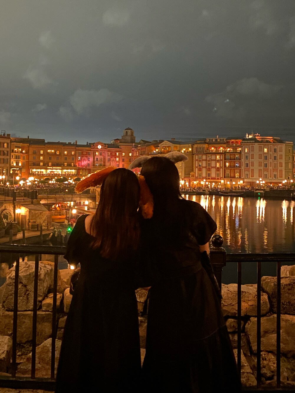 ブラック系のワンピース、ブラック系のサンダル、ブラック系のトートバッグを着用したレディースの秋コーディネートの3枚目の写真