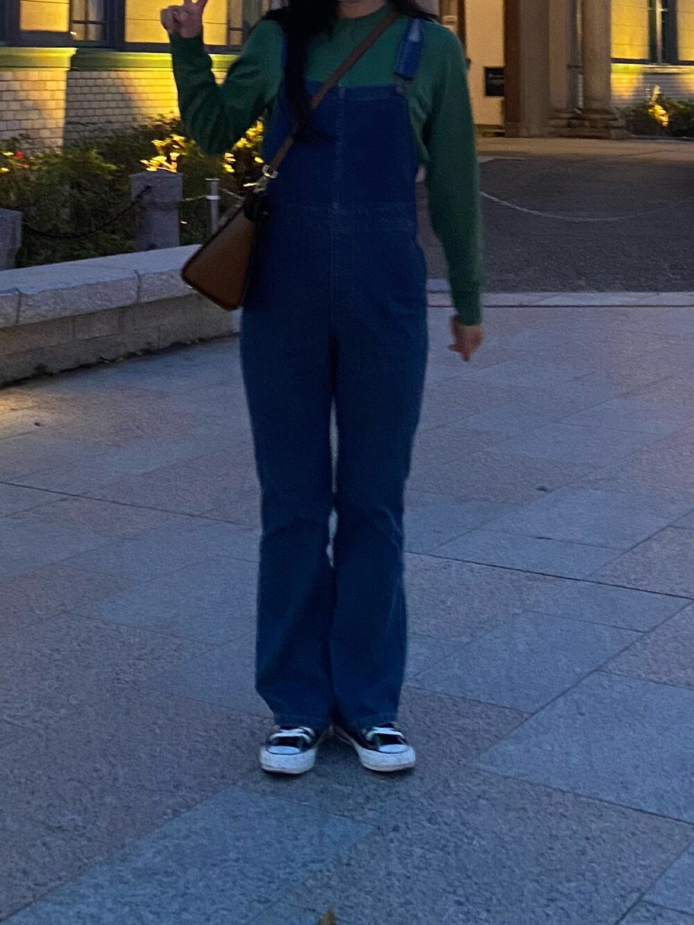 ブルー系のデニムパンツ、ホワイト系のTシャツ/カットソー、ブラウン系のジャケット/アウターを着用したレディースの春コーディネートの3枚目の写真