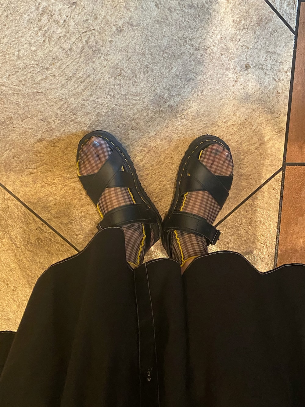 ブラック系のワンピース、ブラック系のサンダル、ブラック系のトートバッグを着用したレディースの秋コーディネートの2枚目の写真