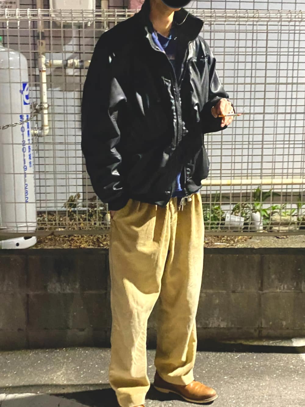 ブラック系のブルゾン、シルバー系のネックレス、シルバー系のメガネを着用したメンズの春コーディネートの4枚目の写真