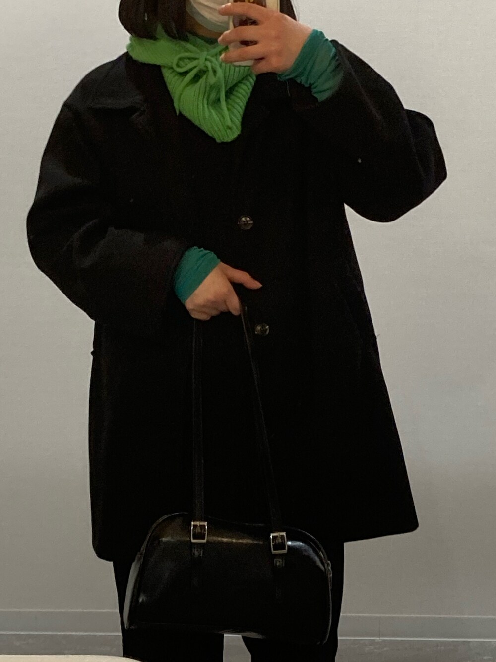 グリーン系のTシャツ/カットソー、グリーン系のネックウォーマー/スヌードを着用したレディースの春コーディネートの3枚目の写真