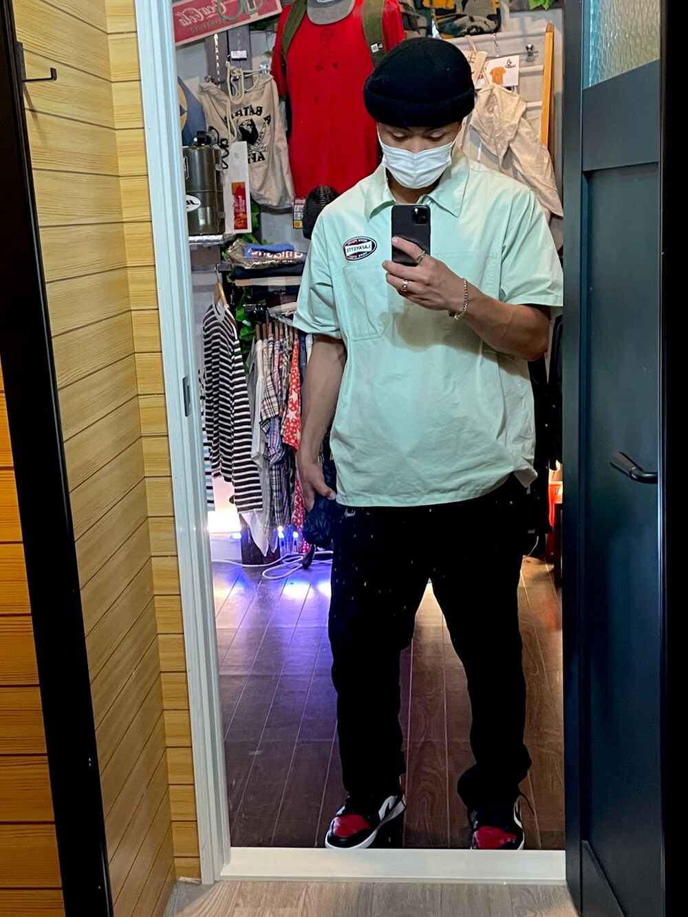 ブラック系のカーゴパンツ、ブルー系のトップス、ブラック系のスニーカーを着用したメンズの夏コーディネートの2枚目の写真