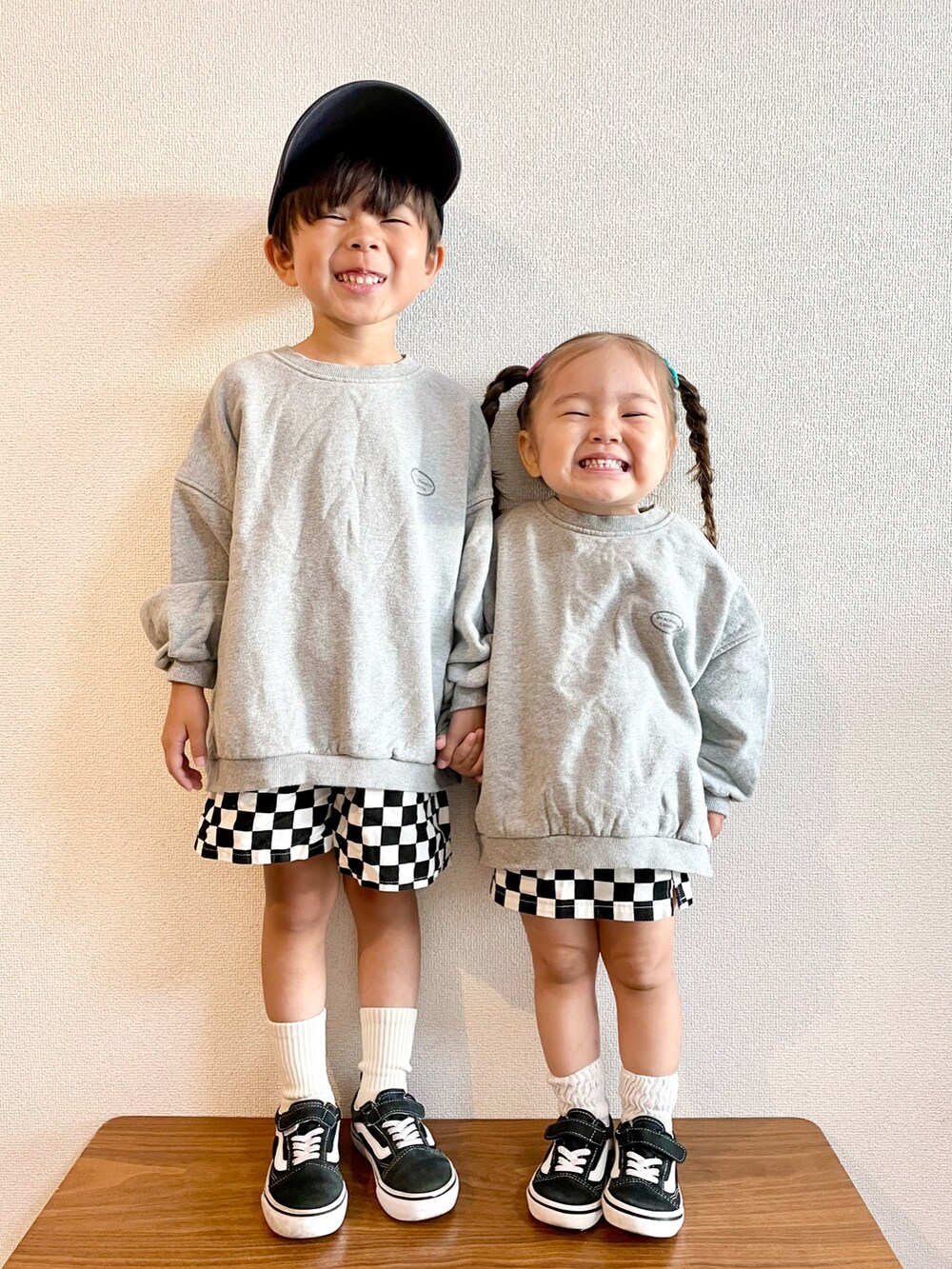 グレー系のスウェット、その他のその他パンツ、ブラック系のスニーカーを着用したキッズの秋コーディネートの3枚目の写真