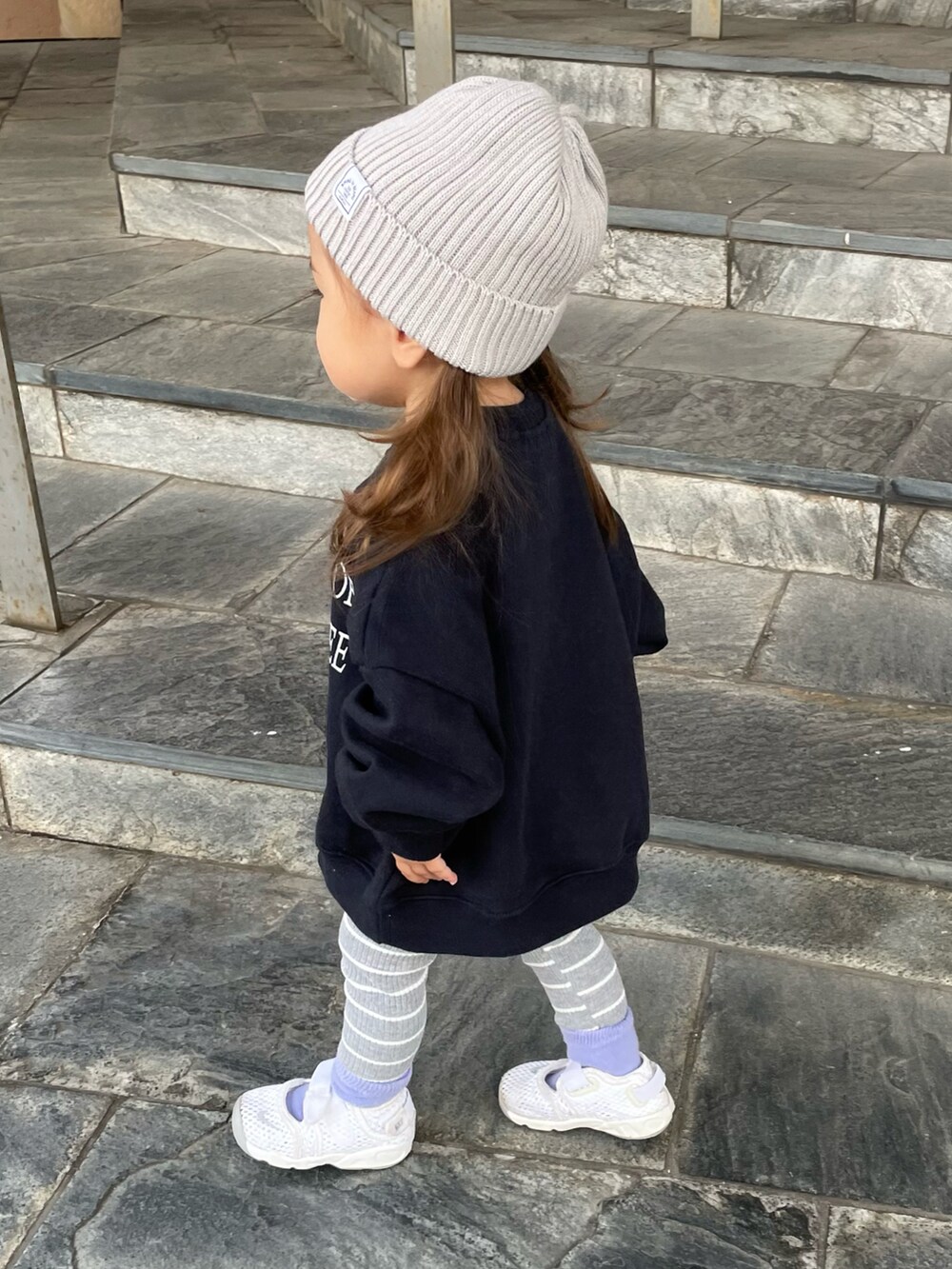 ブルー系のスウェット、ホワイト系のスニーカー、グレー系のニットキャップ/ビーニーを着用したキッズの秋コーディネートの2枚目の写真