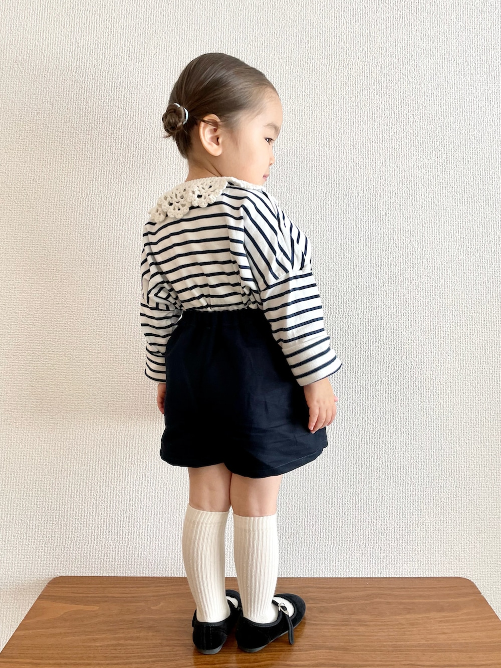 ブルー系のTシャツ/カットソー、ブルー系のその他パンツ、ブラック系のバレエシューズを着用したキッズの春コーディネートの4枚目の写真