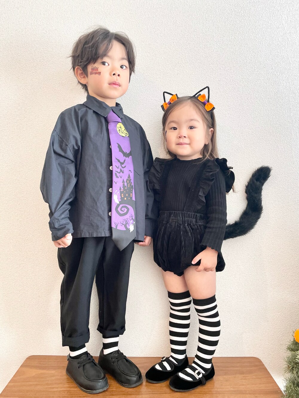 ブラック系のシャツ/ブラウス、パープル系のネクタイ、ブラック系のその他パンツを着用したキッズの秋コーディネートの2枚目の写真