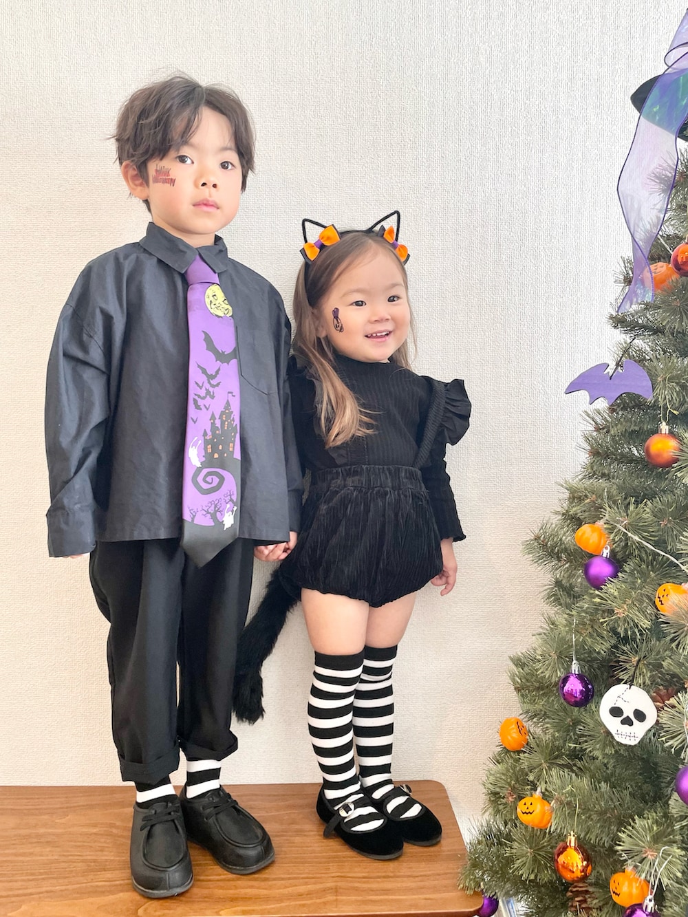 ブラック系のシャツ/ブラウス、パープル系のネクタイ、ブラック系のその他パンツを着用したキッズの秋コーディネートの3枚目の写真