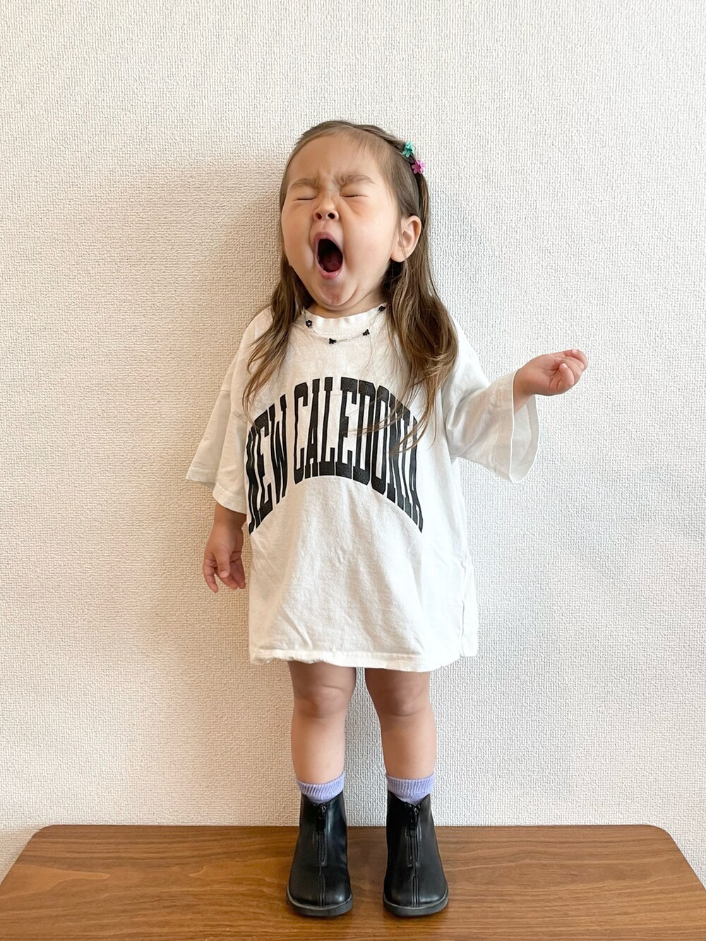 ホワイト系のTシャツ/カットソー、ブラック系のブーツ、その他のバレッタ/ヘアクリップを着用したキッズの春コーディネートの3枚目の写真