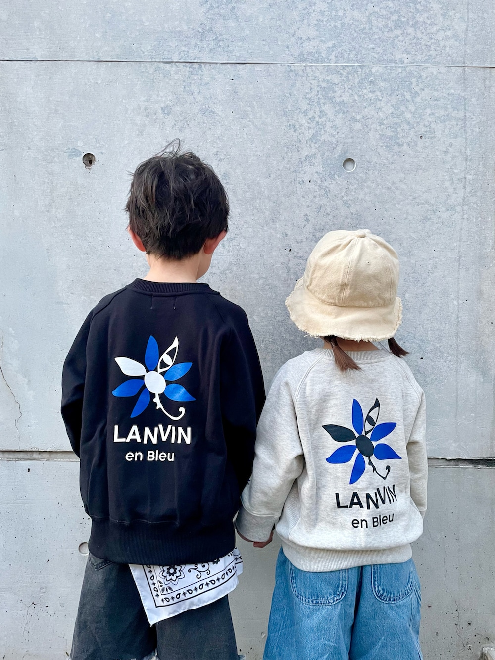 ブラック系のスウェット、グレー系のスウェットを着用したキッズの春コーディネートの2枚目の写真