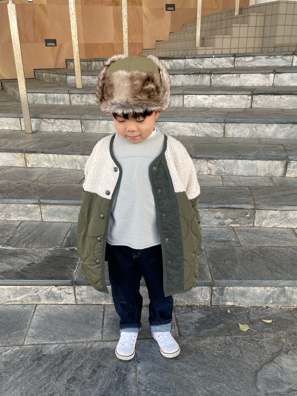 ベージュ系のTシャツ/カットソー、グリーン系のスウェット、ブルー系のデニムパンツを着用したキッズの冬コーディネートの2枚目の写真