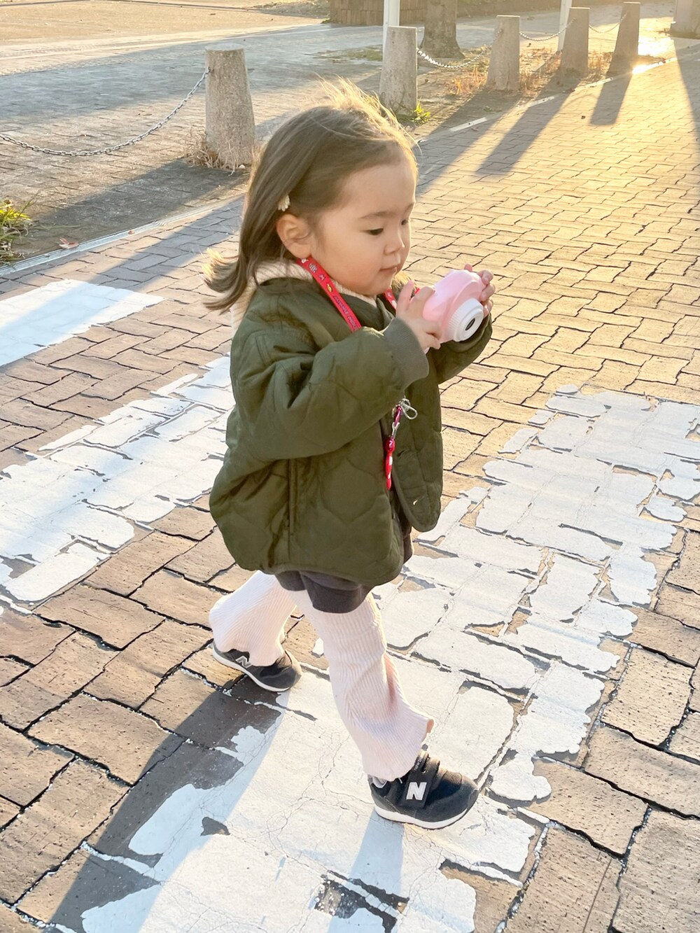 グリーン系のその他アウター、ピンク系のその他パンツ、ブルー系のスニーカーを着用したキッズの冬コーディネートの4枚目の写真