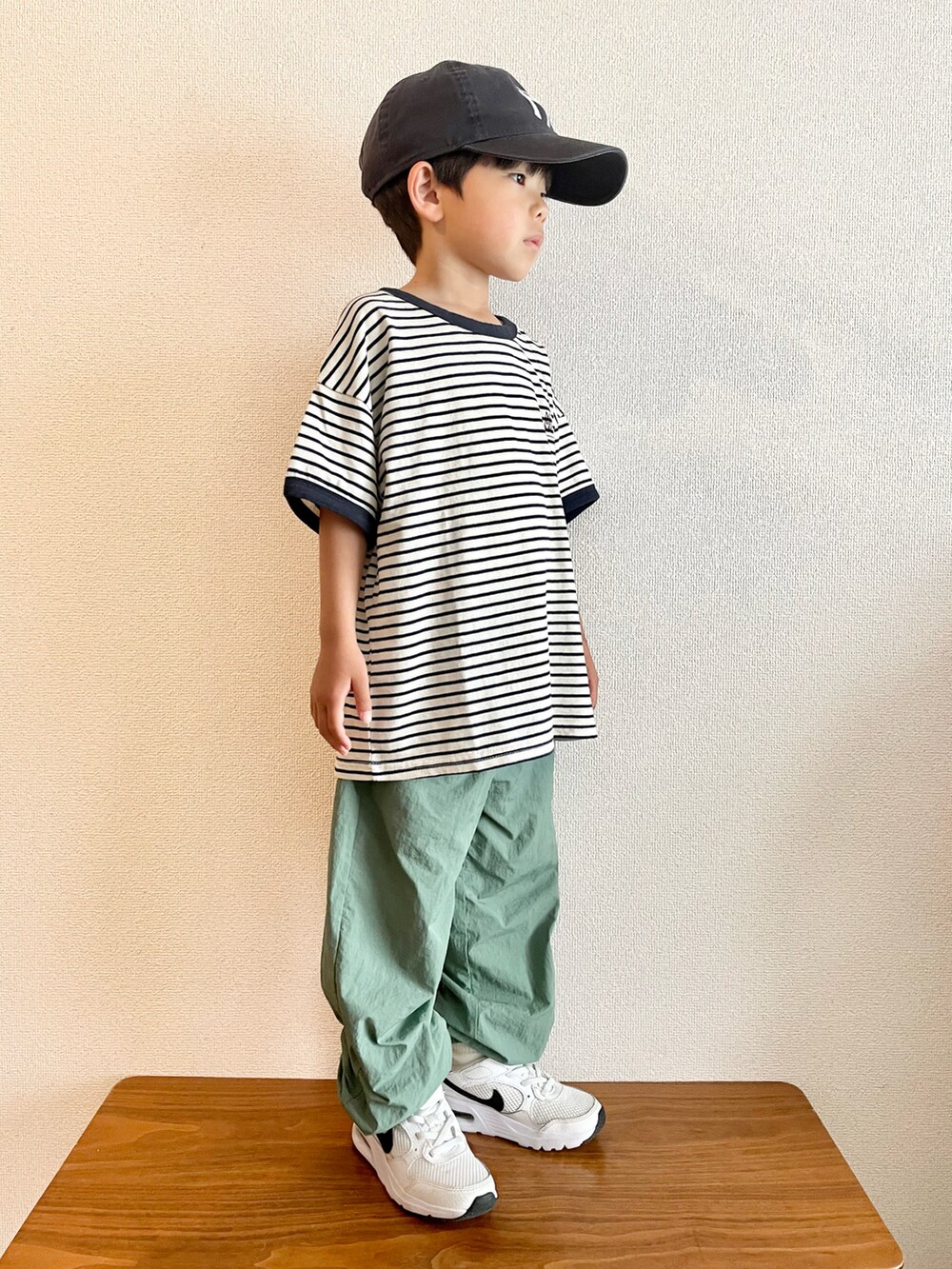 ホワイト系のTシャツ/カットソー、グリーン系のその他パンツ、ホワイト系のスニーカーを着用したキッズの夏コーディネートの2枚目の写真