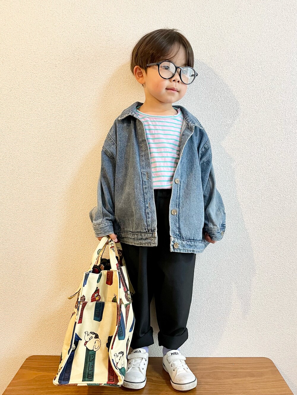 パープル系のTシャツ/カットソー、ブラック系のその他パンツ、ホワイト系のトートバッグを着用したキッズの春コーディネートの2枚目の写真