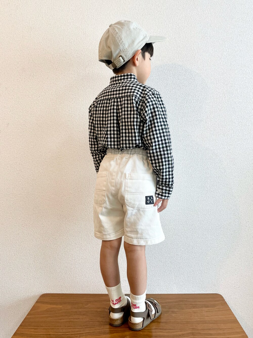 ブルー系のシャツ/ブラウス、ホワイト系のその他パンツ、ブラウン系のサンダルを着用したキッズの春コーディネートの2枚目の写真