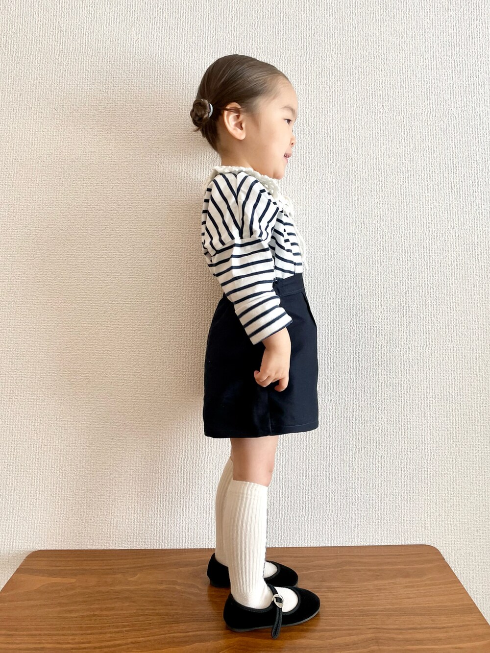 ブルー系のTシャツ/カットソー、ブルー系のその他パンツ、ブラック系のバレエシューズを着用したキッズの春コーディネートの3枚目の写真