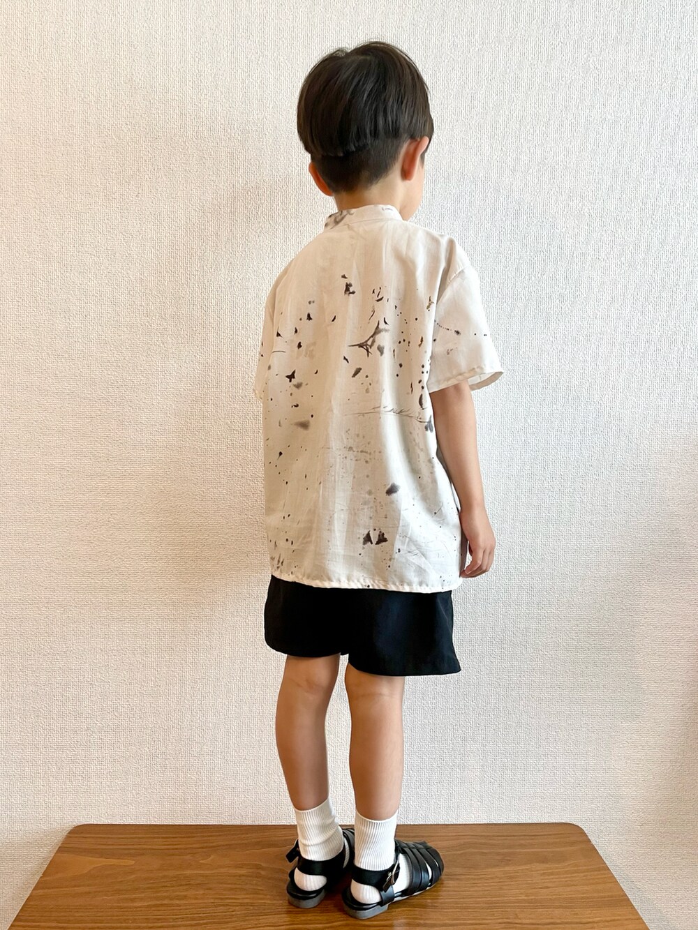ホワイト系のシャツ/ブラウス、ブラック系のその他パンツ、ブラック系のサンダルを着用したキッズの夏コーディネートの2枚目の写真