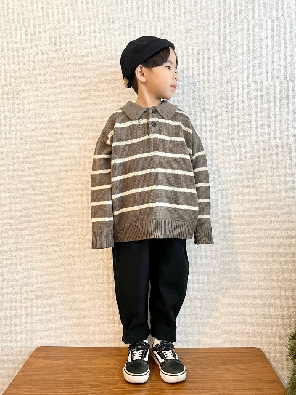 グレー系のニット/セーター、ブラック系のその他パンツ、ブラック系のスニーカーを着用したキッズの秋コーディネートの2枚目の写真