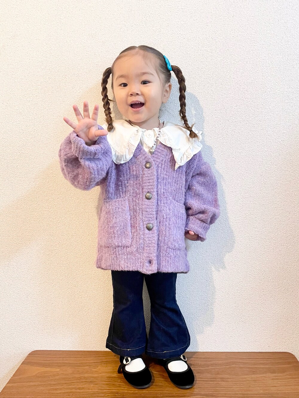 ホワイト系のシャツ/ブラウス、パープル系のカーディガン/ボレロ、ブルー系のデニムパンツを着用したキッズの秋コーディネートの2枚目の写真